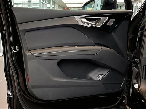 Used 2025 Audi Q4 e-tron Premium Plus w/ Premium Plus image 21