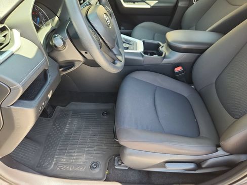Used 2022 Toyota RAV4 LE AWD/4WD image 10