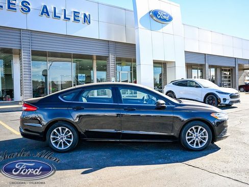 Used 2017 Ford Fusion SE w/ Fusion SE Technology Package image 8