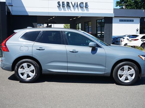 Used 2022 Volvo XC60 B5 Momentum image 3