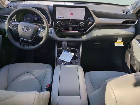 New 2026 Toyota Highlander Limited image 14