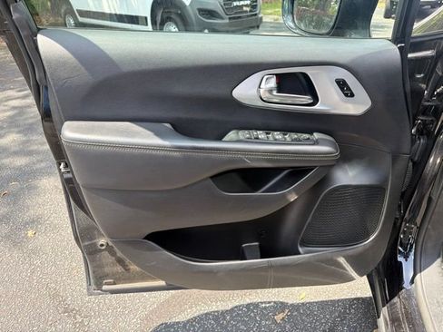 Used 2025 Chrysler Pacifica Limited FWD image 15