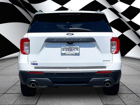 Certified 2022 Ford Explorer XLT w/ Equipment Group 202A AWD/4WD image 4
