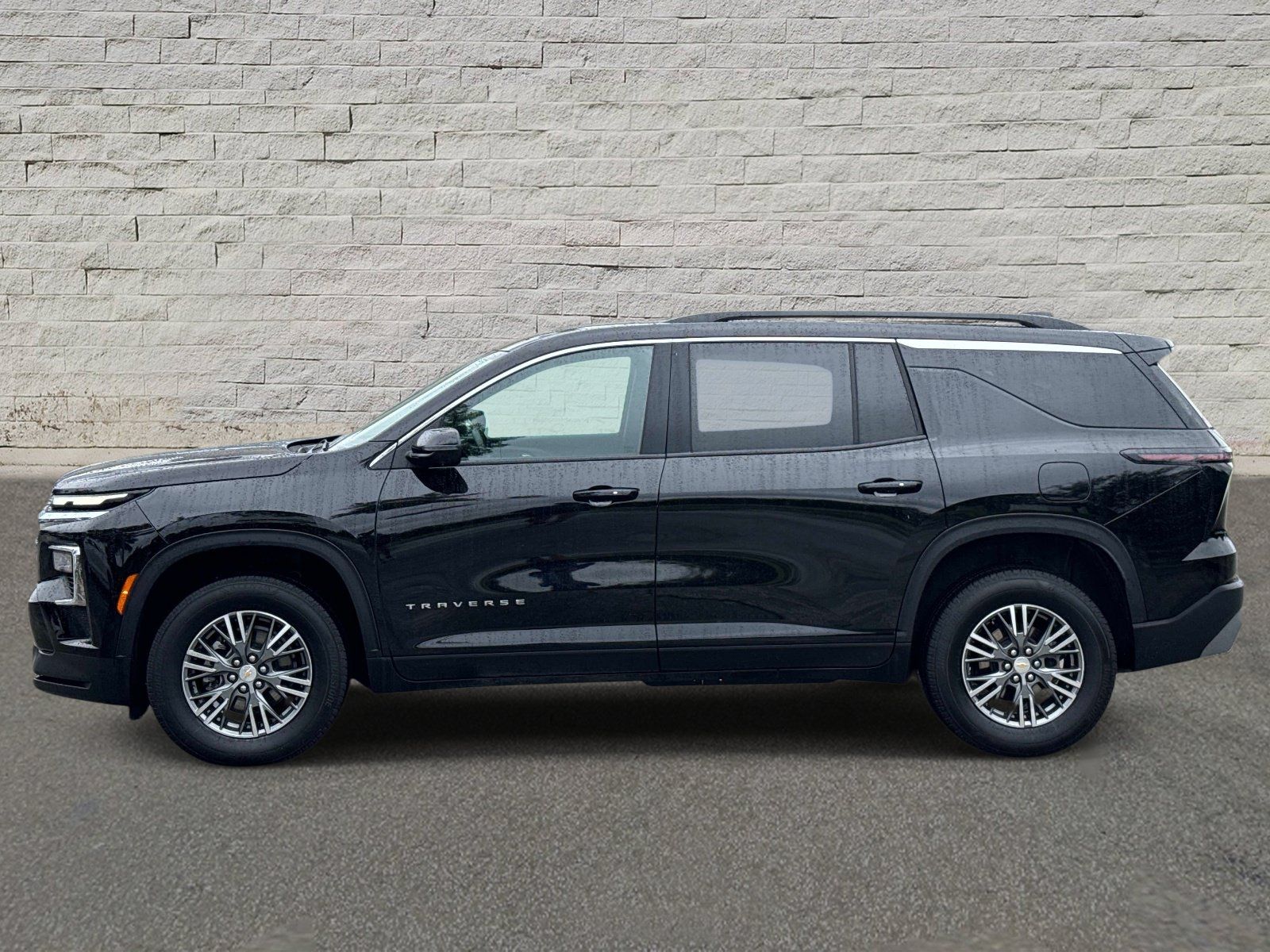 Used 2026 Chevrolet Traverse LT w/ Driver Confidence Package FWD image 2