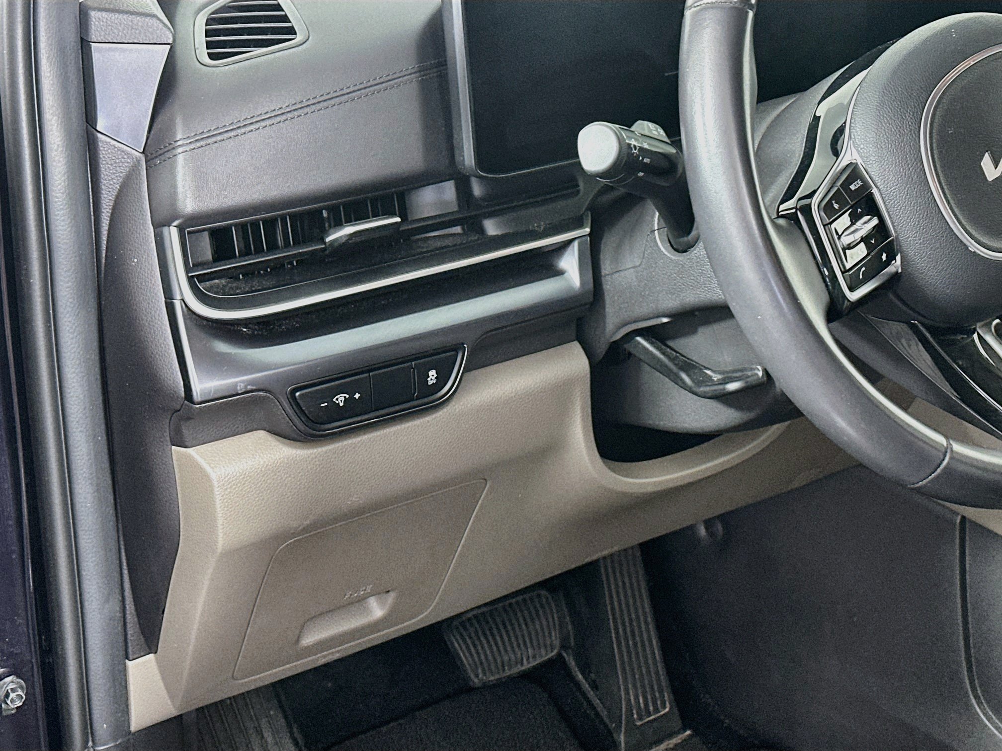Used 2025 Kia Carnival FWD image 17