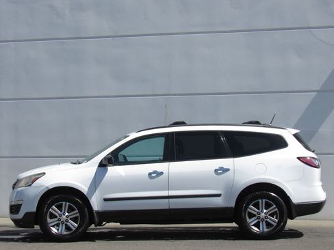 Used 2017 Chevrolet Traverse LS FWD image 4
