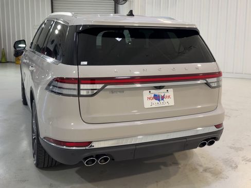 Used 2023 Lincoln Aviator Reserve w/ Equipment Group 201A image 8