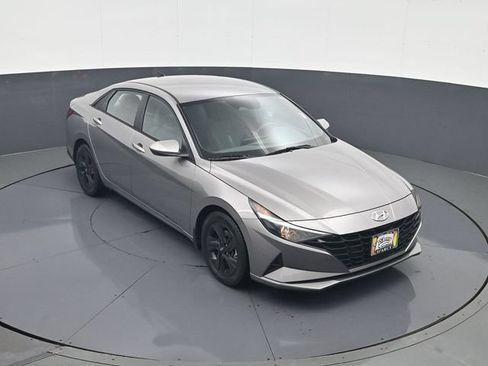 Used 2022 Hyundai Elantra SEL w/ Convenience Package FWD image 15