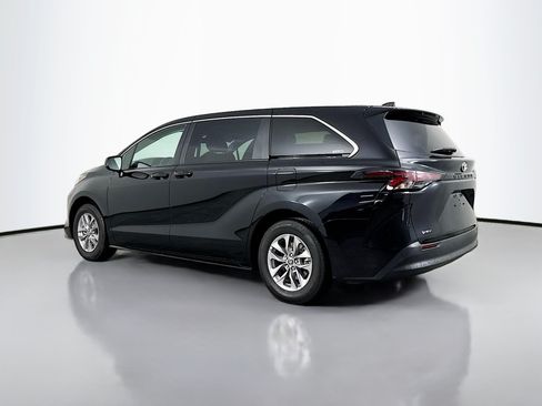 Certified 2026 Toyota Sienna LE FWD image 5