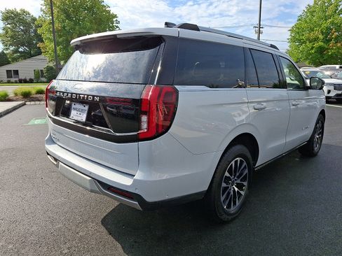 Used 2025 Ford Expedition Platinum AWD/4WD image 5