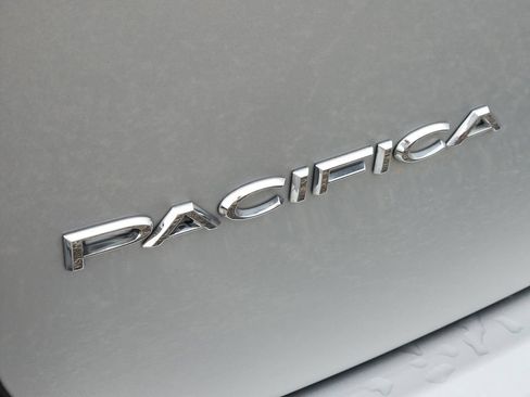 Used 2024 Chrysler Pacifica Touring-L FWD image 12