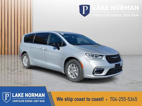 New 2026 Chrysler Pacifica Select image 1