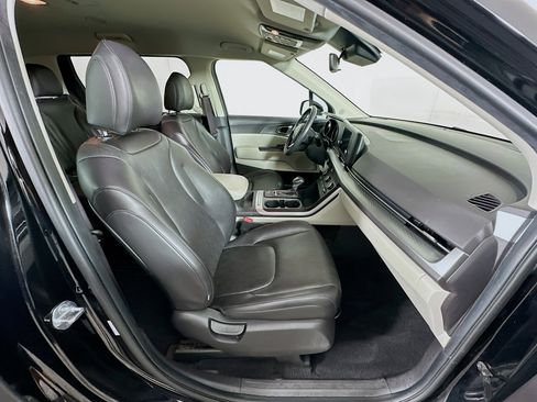 Used 2024 Kia Carnival LX image 29