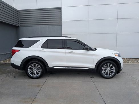 Certified 2023 Ford Explorer XLT w/ Equipment Group 202A AWD/4WD image 3