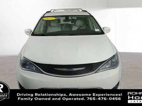 Used 2017 Chrysler Pacifica Touring-L image 3