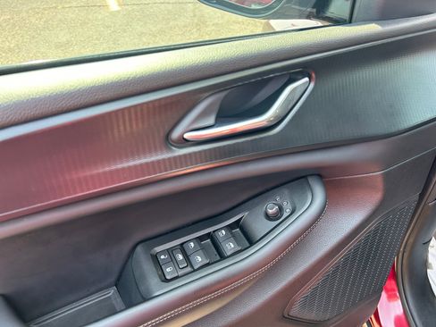 Used 2025 Jeep Grand Cherokee Altitude AWD/4WD image 13