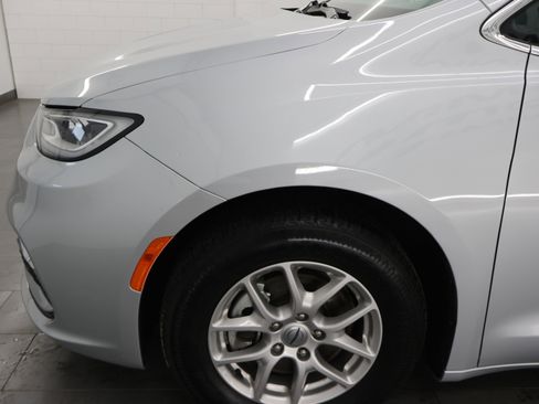 Used 2024 Chrysler Pacifica Touring-L FWD image 31