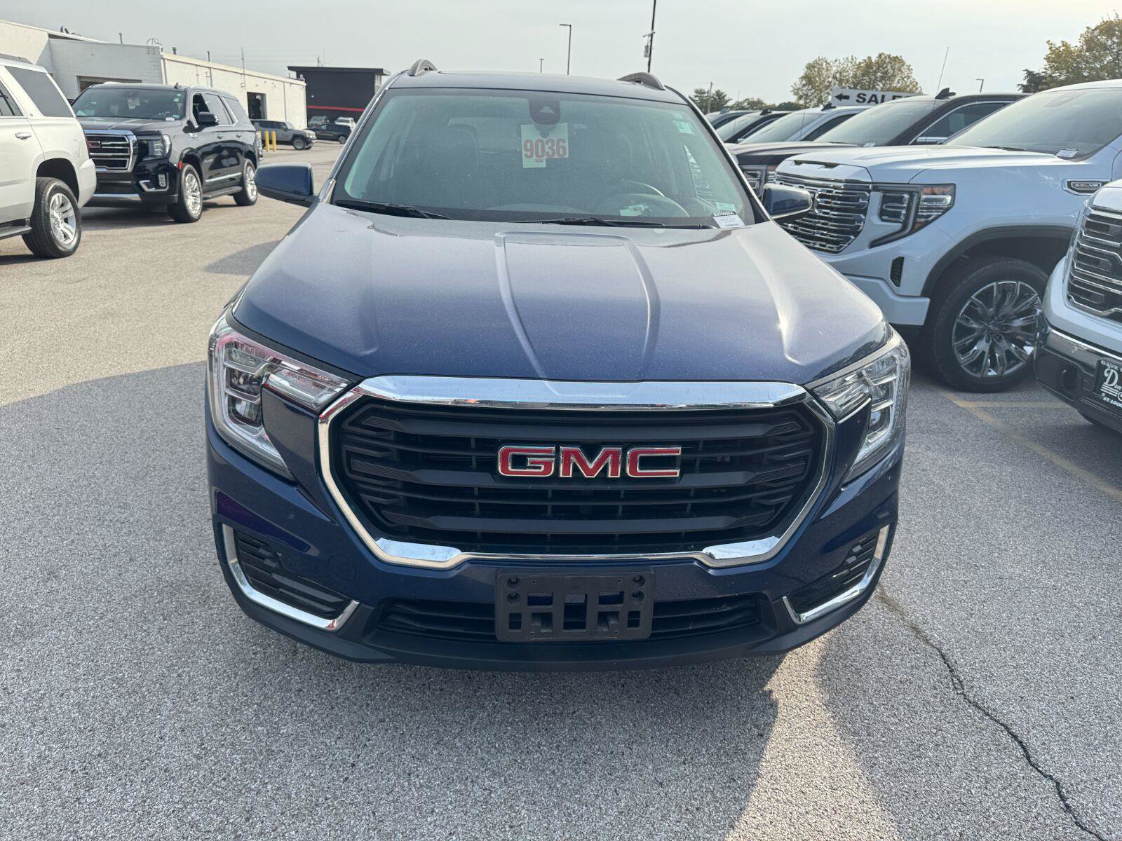Used 2022 GMC Terrain SLE w/ Driver Convenience Package FWD image 2