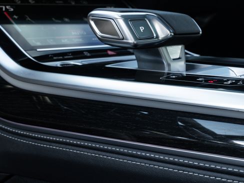 Certified 2025 Audi Q8 Prestige image 17