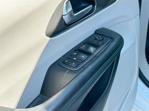 Used 2021 Chrysler Pacifica Touring-L image 17