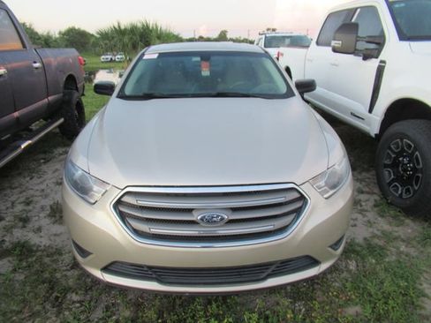 Used 2018 Ford Taurus SE FWD image 2