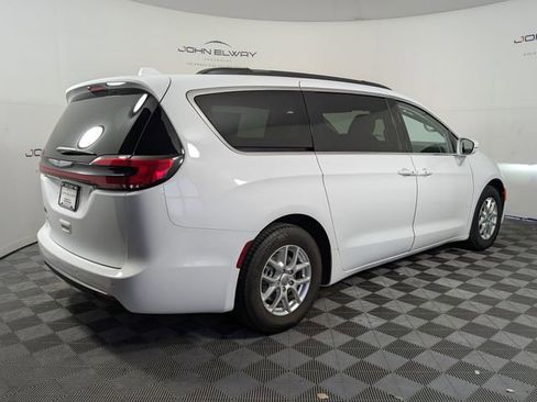 Used 2022 Chrysler Pacifica Touring-L image 8