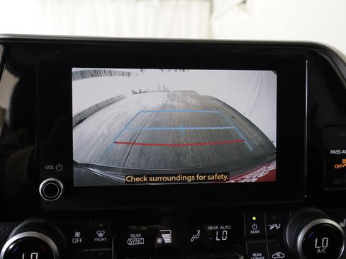 Used 2024 Toyota Highlander XLE AWD/4WD image 19