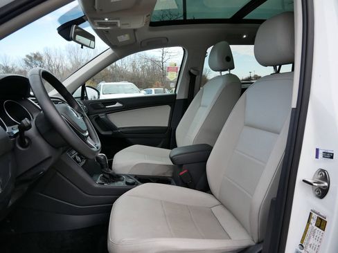 Used 2020 Volkswagen Tiguan SE w/ Panoramic Sunroof Package image 3