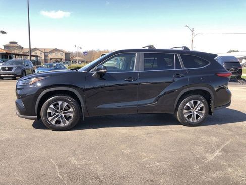Used 2023 Toyota Highlander XLE AWD/4WD image 3
