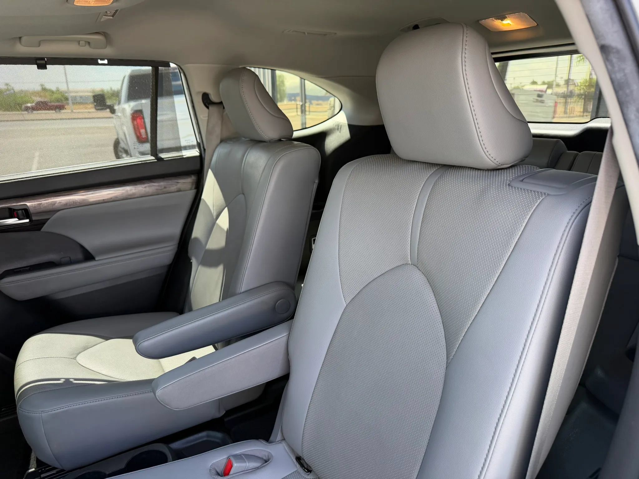 Used 2020 Toyota Highlander Limited FWD image 25