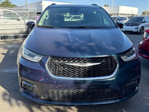 Used 2022 Chrysler Pacifica Touring-L FWD image 3