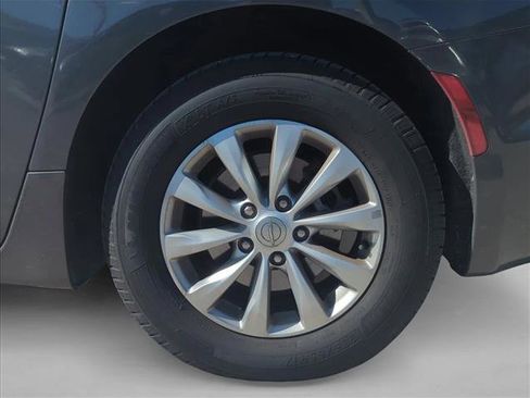 Used 2019 Chrysler Pacifica Touring-L image 7