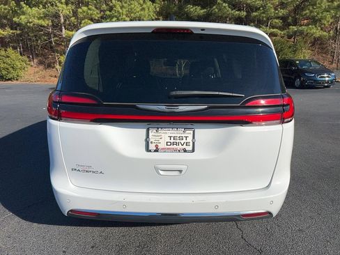 Used 2024 Chrysler Pacifica Touring-L image 5