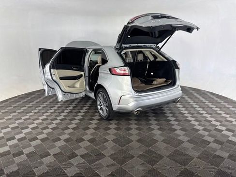 Used 2019 Ford Edge Titanium w/ Equipment Group 301A AWD/4WD image 18