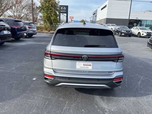 Used 2025 Volkswagen Taos SE image 4