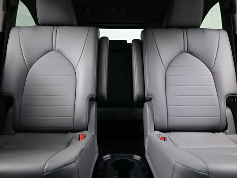 Used 2025 Toyota Highlander XLE image 16