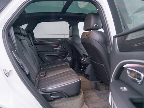 Used 2022 Bentley Bentayga image 26