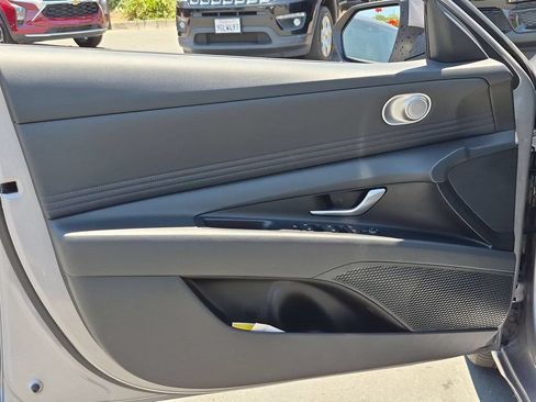 Used 2025 Hyundai Elantra SEL FWD image 11