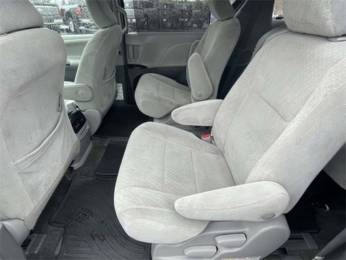 Used 2018 Toyota Sienna LE image 10