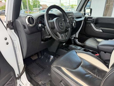 Used 2017 Jeep Wrangler Sahara w/ Connectivity Group AWD/4WD image 14