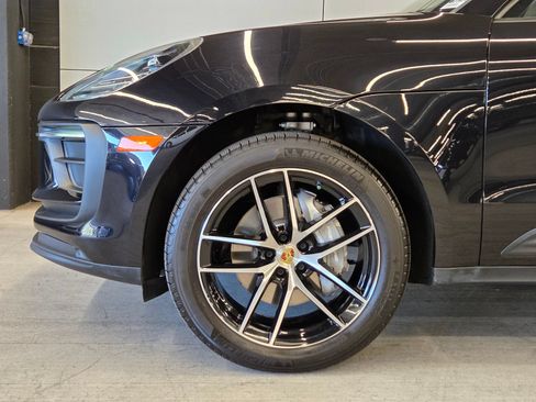 Certified 2025 Porsche Macan AWD/4WD image 9