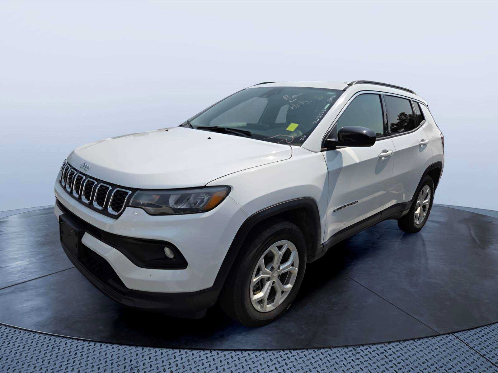 Used 2024 Jeep Compass Latitude AWD/4WD image 2