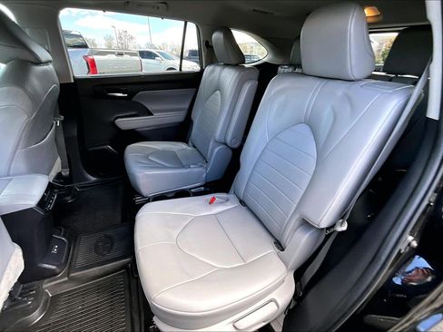 Used 2023 Toyota Highlander XLE image 25