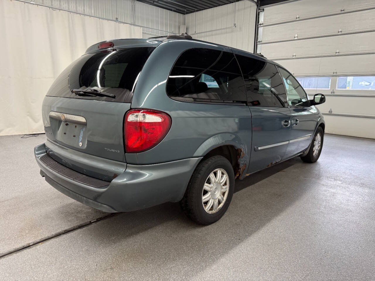 Used 2006 Chrysler Town & Country Touring FWD image 4