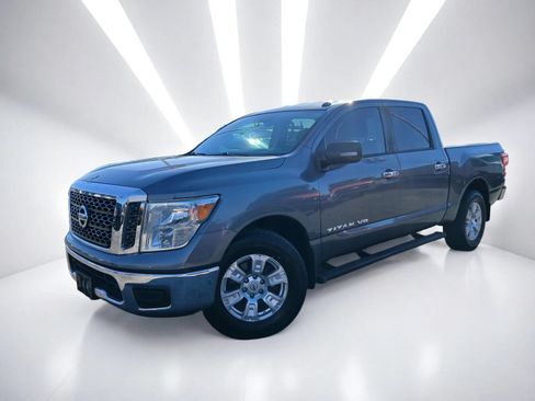 Used 2018 Nissan Titan SV RWD image 2