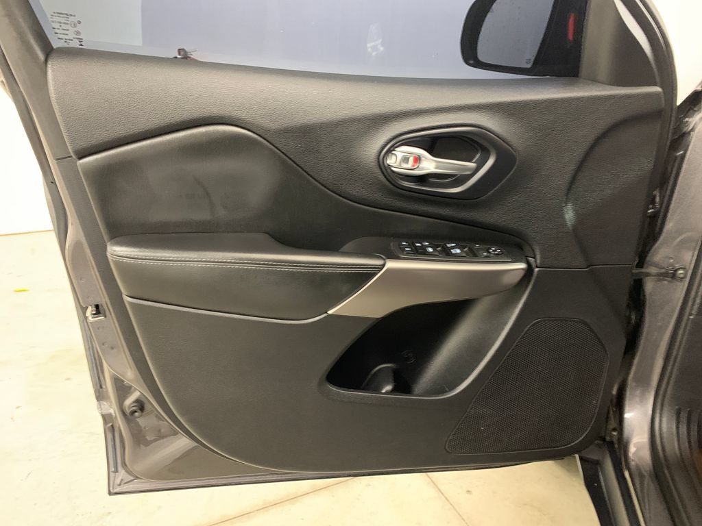 Used 2019 Jeep Cherokee Latitude Plus AWD/4WD image 13