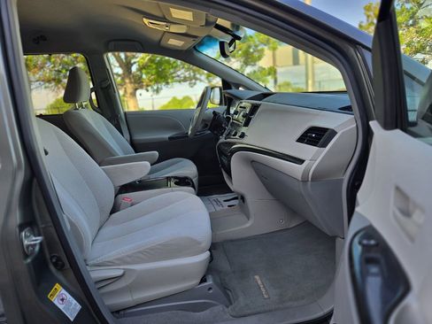 Used 2011 Toyota Sienna LE w/ Towing Pkg FWD image 13