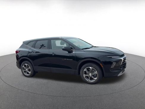 Used 2025 Chevrolet Blazer LT FWD image 2