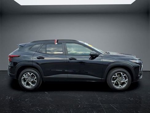 Used 2025 Chevrolet Trax LT FWD image 2