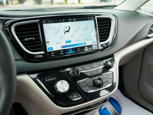 Used 2024 Chrysler Pacifica Touring-L FWD image 7